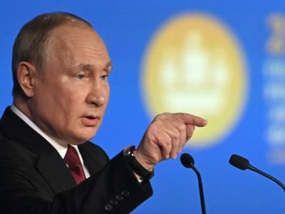 Putin odkrywa, że „frontalne ataki na ukraińskie rejony umocnione w Donbasie są niecelowe”. W czwartym miesiącu „nie-wojny”.